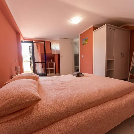 32 Guest house *